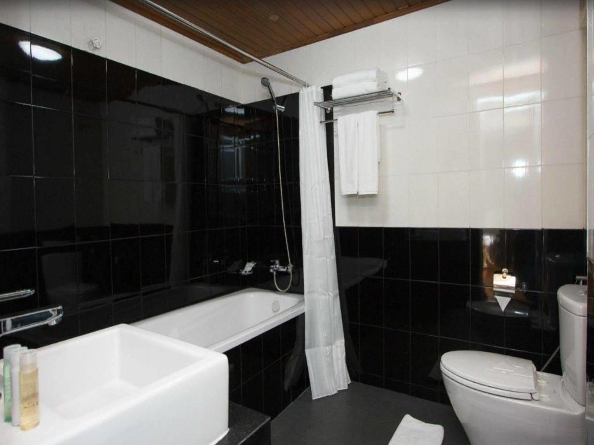 Hotel Esta Yangon Bagian luar foto