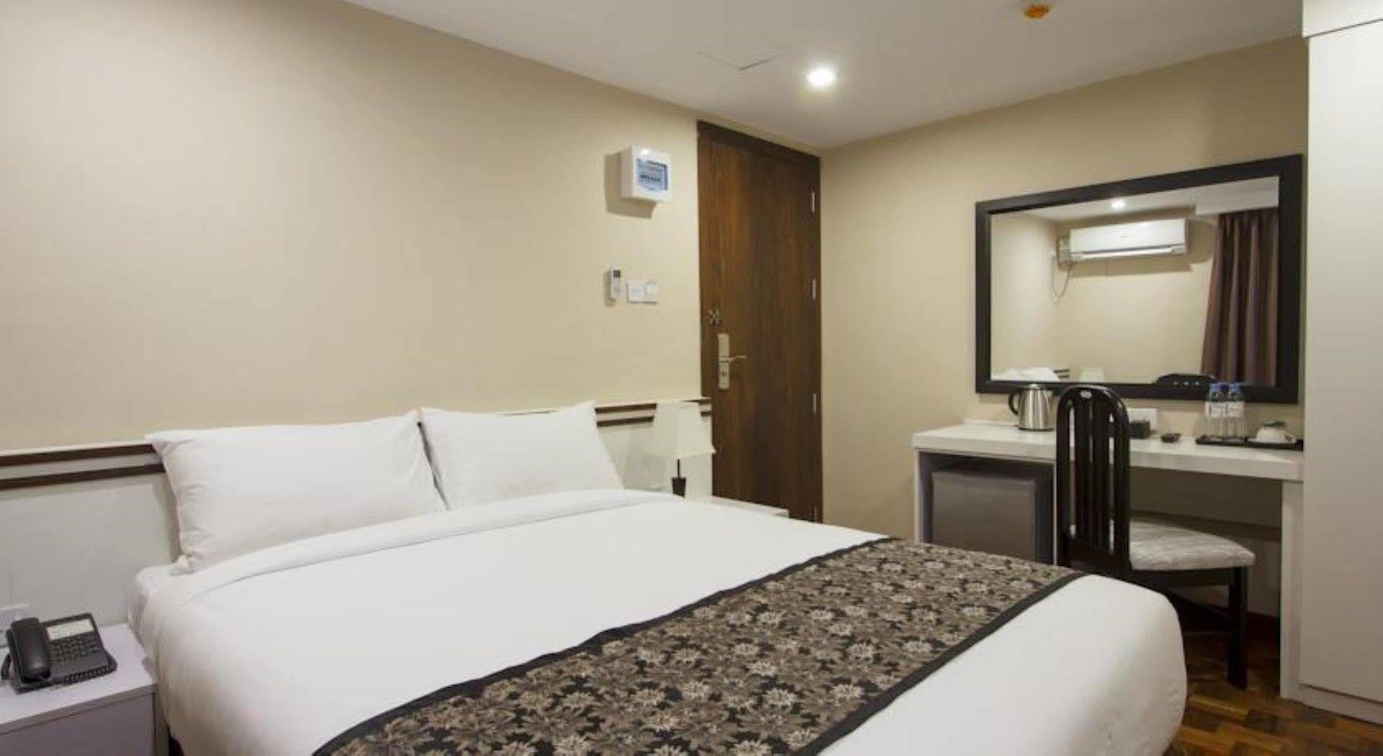 Hotel Esta Yangon Bagian luar foto